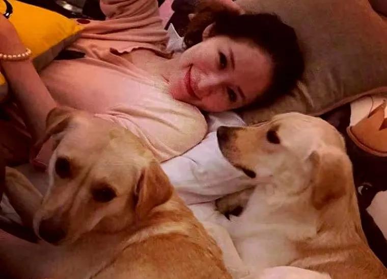 实在理解不了为什么要跟狗睡在一起？萧亚轩的教训还不够深刻吗？被自己的狗咬毁容