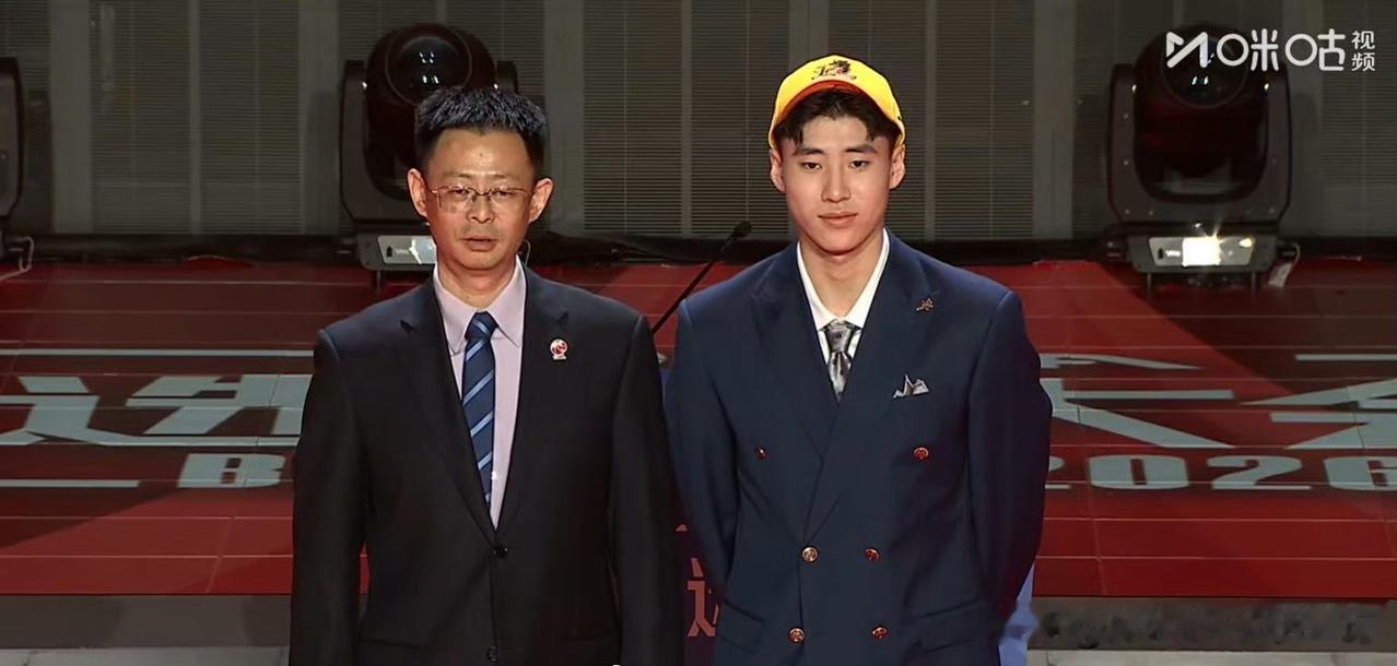 曹芷豪当选2026年CBA榜眼秀！今日CBA选秀大会，江苏男篮在首轮第二顺位