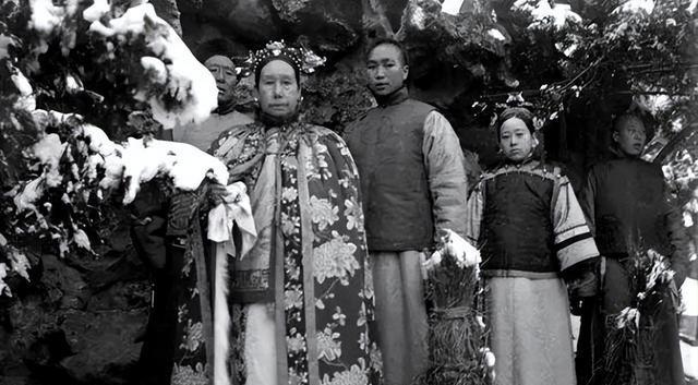 1869年，慈禧心腹安德海被当街杀害，慈禧暴怒：“谁那么大胆子，欺负到我头上来！