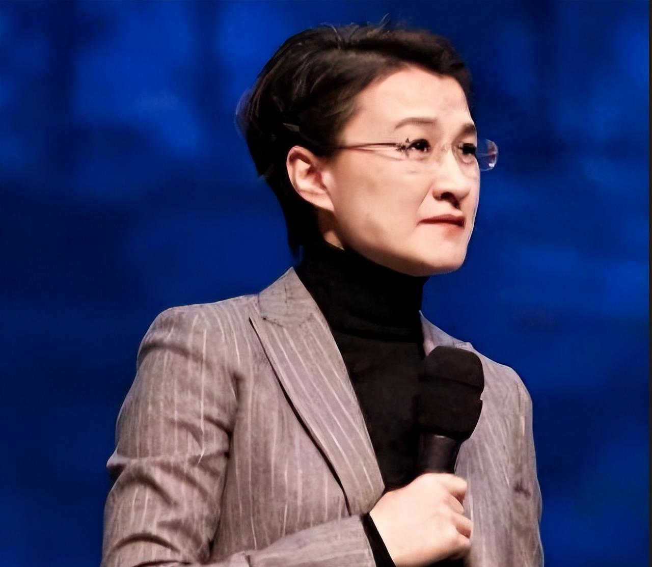 “你应该滚出主持界，你根本不配成为一名主持人！”央视女主持人董倩被网友怒斥，究竟