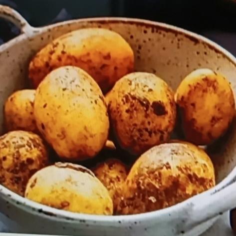 很多中老年人查出高血糖后，就不敢吃米面，觉得它们是血糖升高的“元凶”，其实不是。