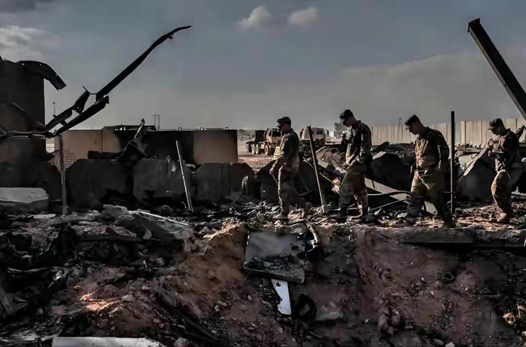 伊朗是中等强国，军力不弱。但是，没有防空能力，美以以空袭为主要手段打击伊朗。战机