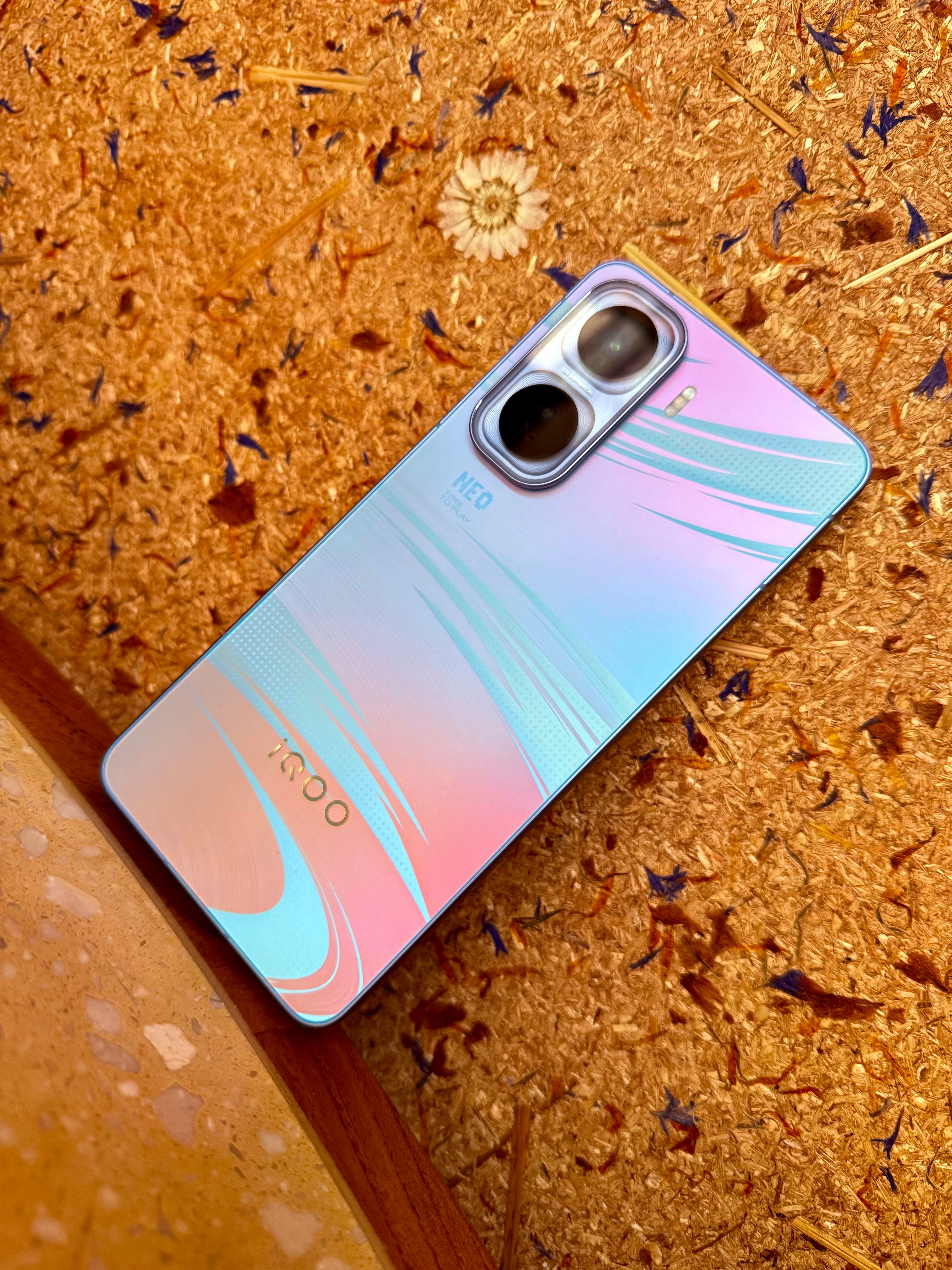 “面对疾风”配色在不同光线角度下颜色居然有这么多种渐变，这可太梦幻了吧！据说用了