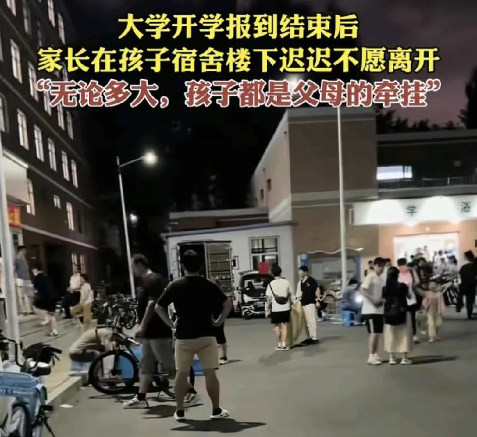 8月24日，吉林长春。高校里的新生报到完之后，晚上9点多可以看到校园的操场上还有