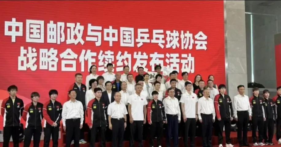 活动大合照来啦，莎莎站在最中间的位置！！[赞]这个站位深得我心，林诗栋和王楚钦