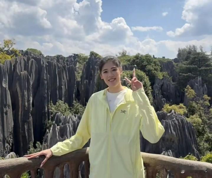 天津女排李盈莹去云南旅游，看来心情不错，不知道她未来职业规划怎么样。新赛季直接退