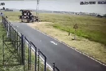 印度航空这飞行员恒河水喝多了吧，起飞时连襟翼都没放下，起飞一分钟不到就坠毁了！这