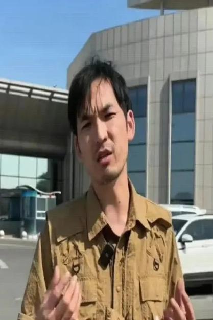 生财有道当网红，打假赚钱回回赢。媒体曝光相要挟，违法商家敢不从？敲诈勒