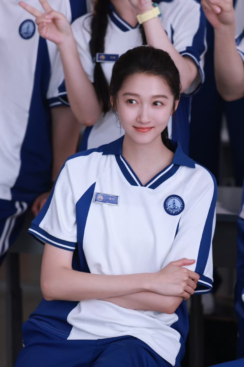 关晓彤教室偶遇晴也关晓彤教室偶遇晴也同学，校服造型太美了吧！校花级别的！期待