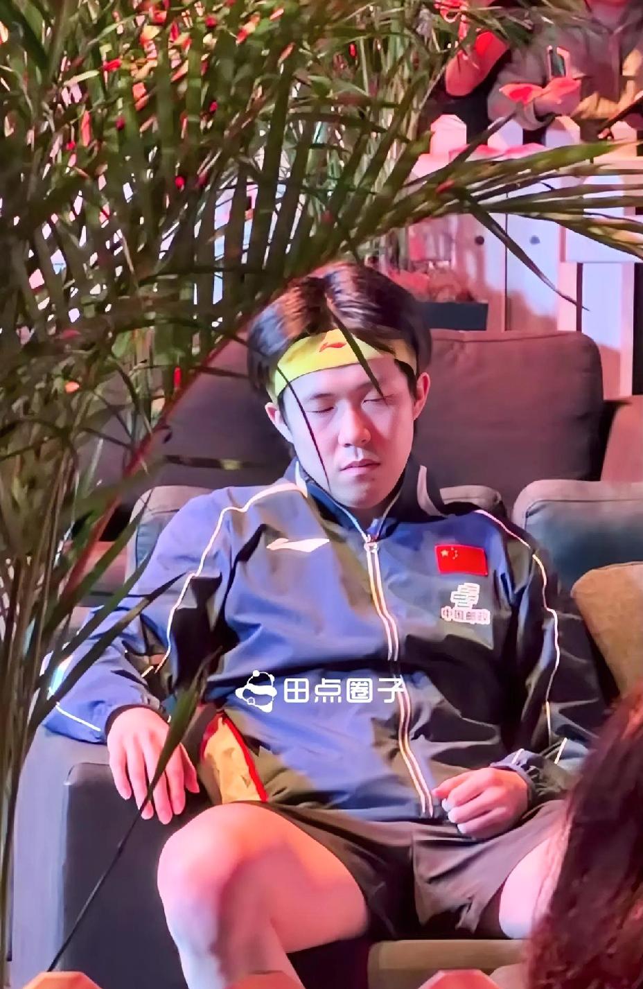 王楚钦太不容易了，看把他累得肉眼可见的疲惫。女队打着打着都是自己人，男队打