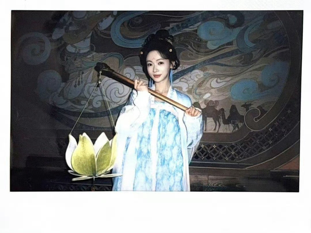 🧂#吴谨言孟廷辉#wjy#吴谨言御廷谣#从黑沙中爬起，在科场中站立。她偷过、骗过、挣扎过，却从未屈