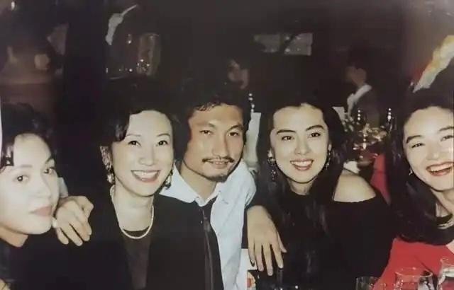 施南生年轻很爱笑，老了比较酷。极短发，中性风，衣着一直有品味。可惜走得太早了，