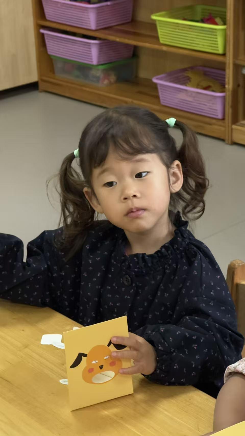 小宝贝刚刚三岁于是就送去上幼儿园了已经坚持了一个月每天老师都会发来孩子在幼