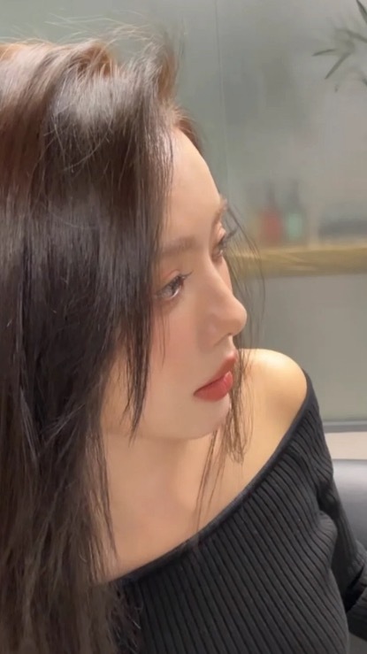 蔡文静直播6小时染了一个头发觉得自己话多的可以看看蔡文静。她可以直播6小时嘴巴