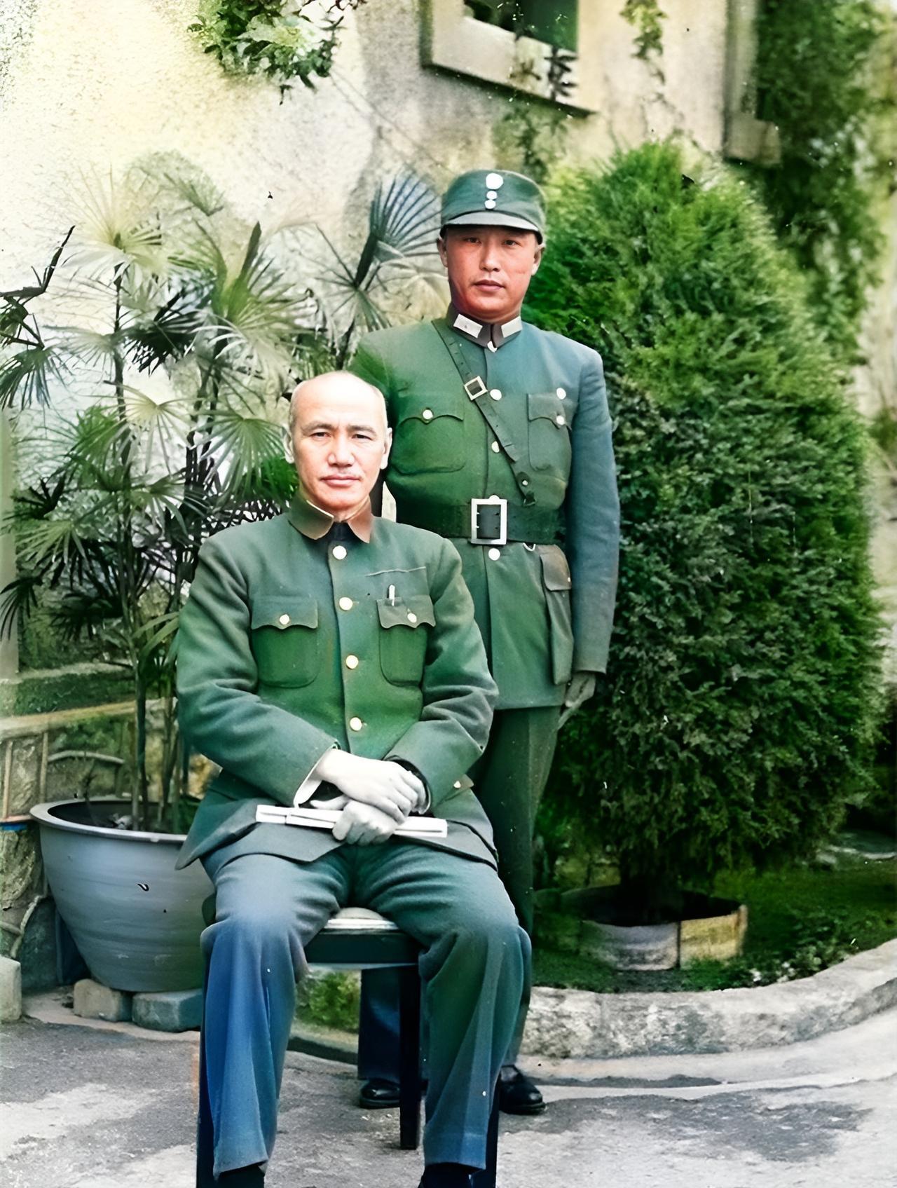 这是蒋中正与第八军军长李弥在一起。李弥是黄埔军校第四期毕业生。这一期也是后来出现