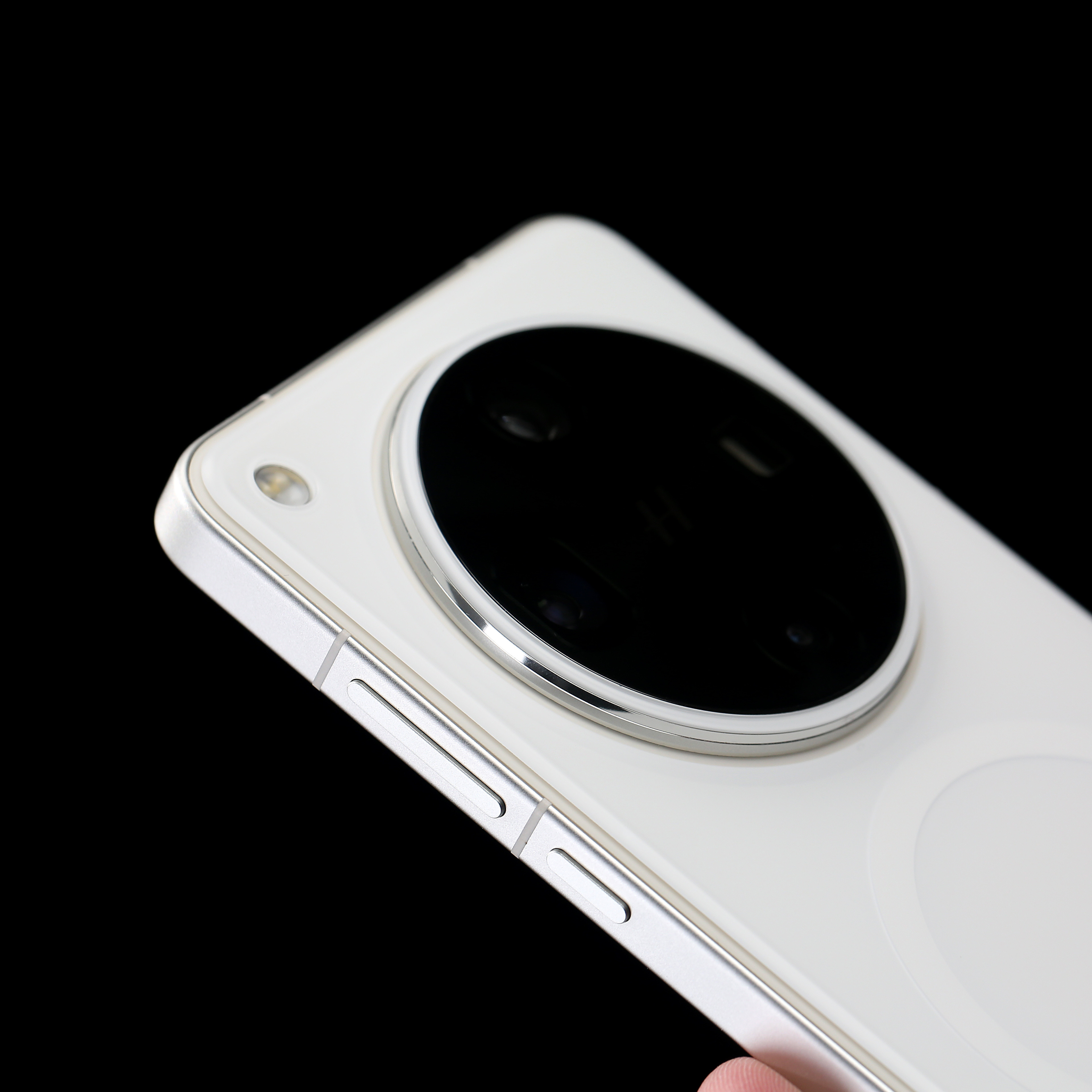 平嵌镜圈这样的东西都能被我想到，真是服了。裸机使用的时候屏幕朝上放桌面，接触桌面