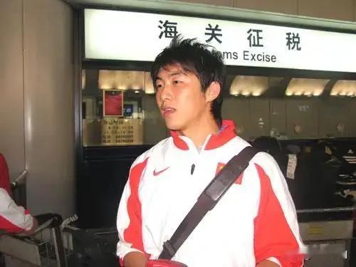 2006年12月，国奥队针对队内纪律问题祭出重拳，山东鲁能小将崔鹏因生活作风散漫