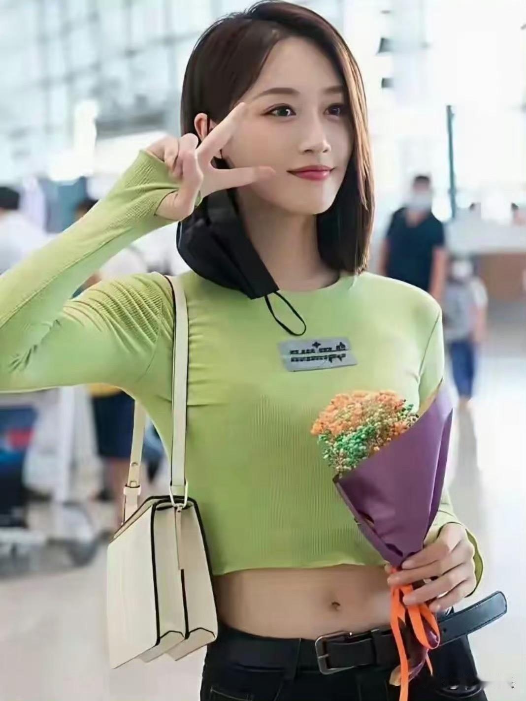 蓝盈莹身穿牛油果绿短上衣搭配黑色牛仔裤，腰腹线条紧致又利落状态超绝！