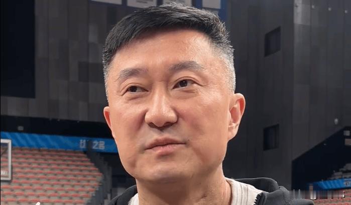 杜锋谈京粤大战：“奎因上一场受伤了。”“今晚打不了。”“所以今晚我们