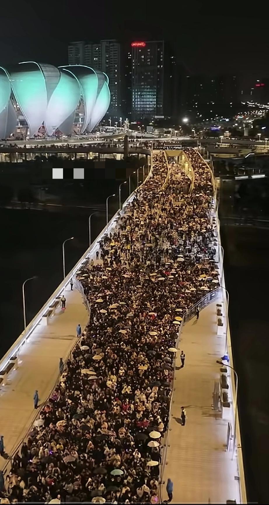 4月3日，周杰伦杭州演唱会散场时场面非常壮观，但网友几乎都是失望而归，周杰伦竟然