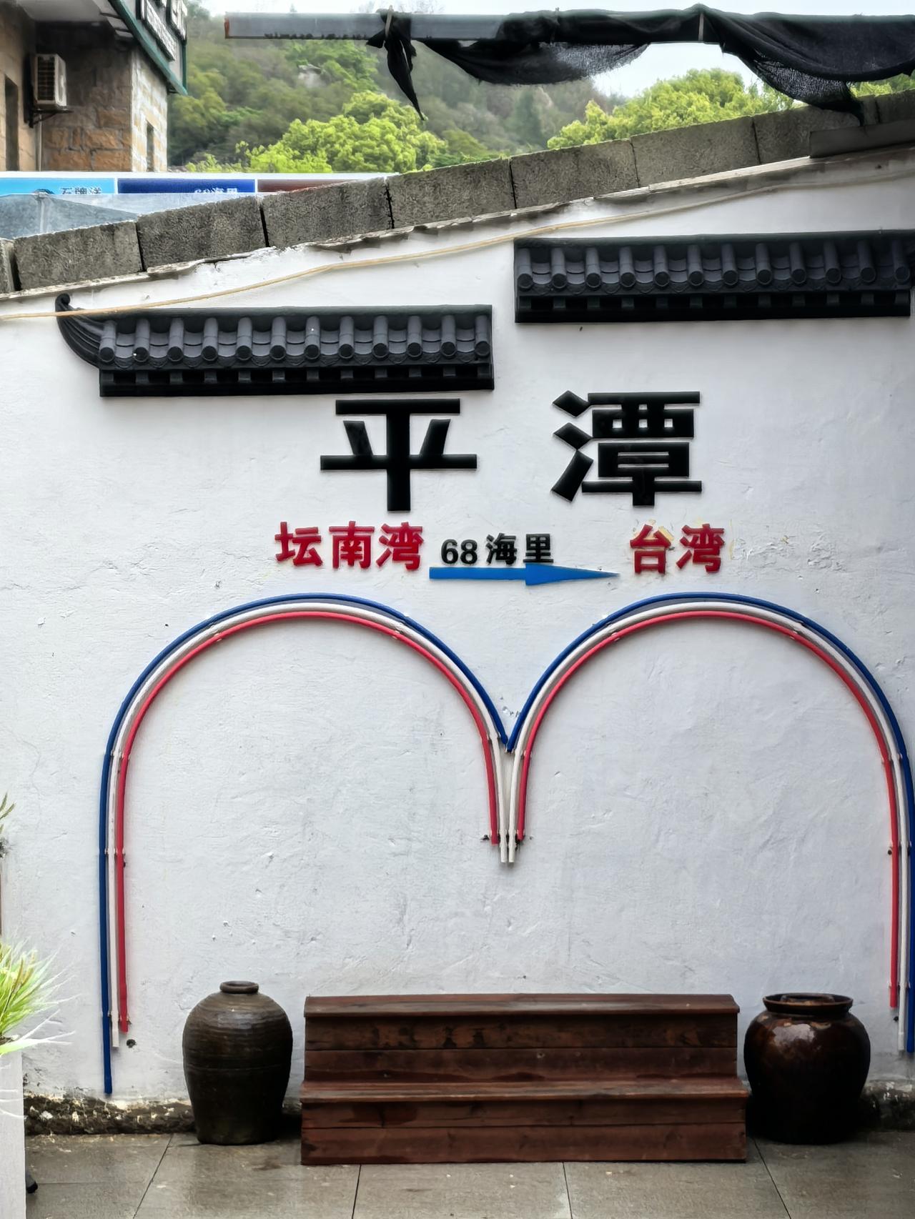 68块钱的门票，30块钱的景交车，不值得，看了一堆石头和到处一样的沙滩、礁石……