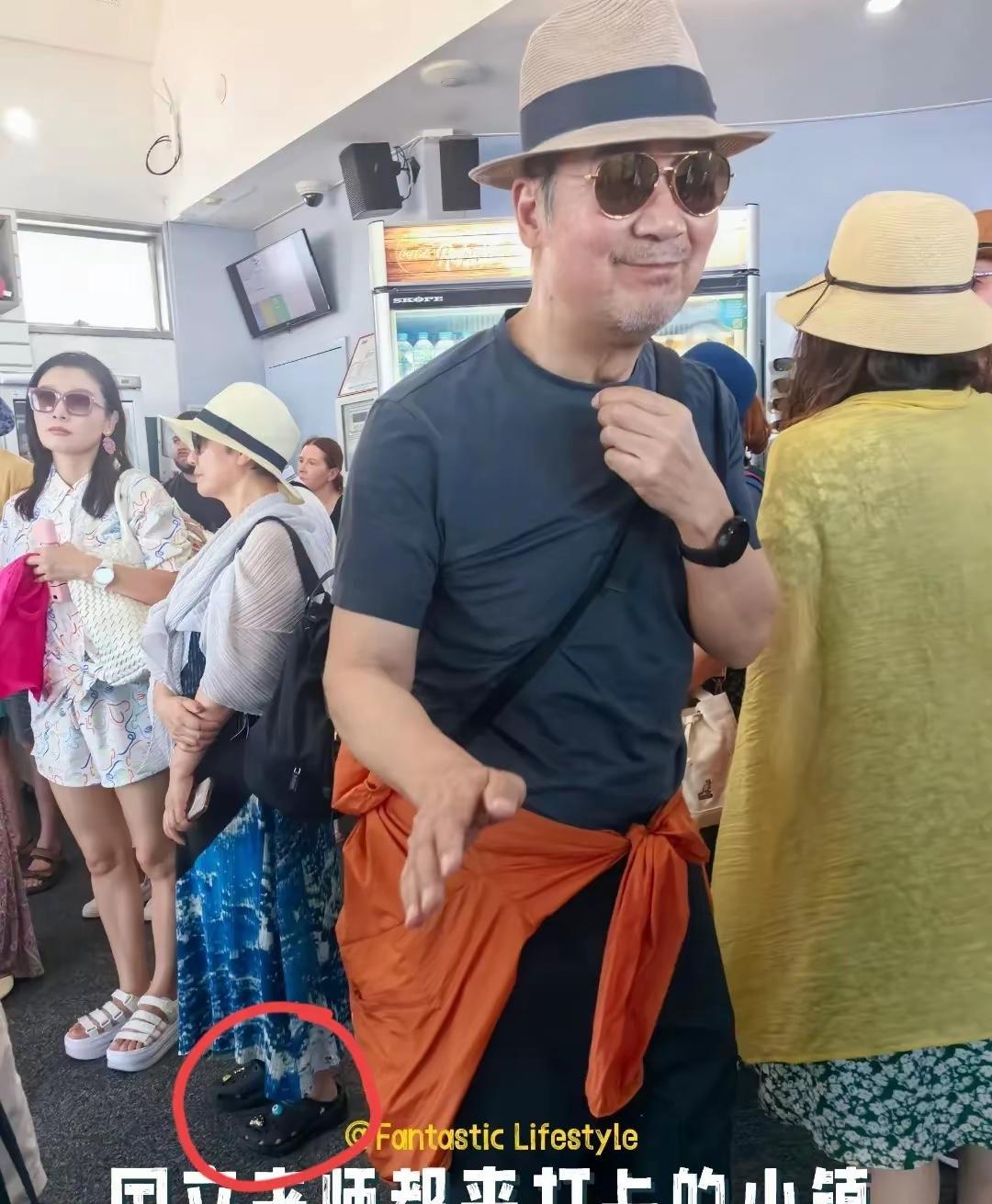 张国立带老婆澳洲度假，老夫老妻一点不腻歪，各玩各的互不打扰……年轻夫妻喜欢秀恩
