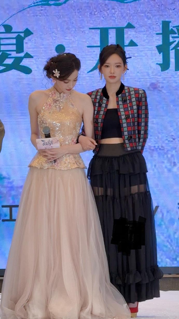今天古力娜扎和程潇一起出席新剧开机仪式，两位站在一起真的是很有姐妹范儿，也都穿的