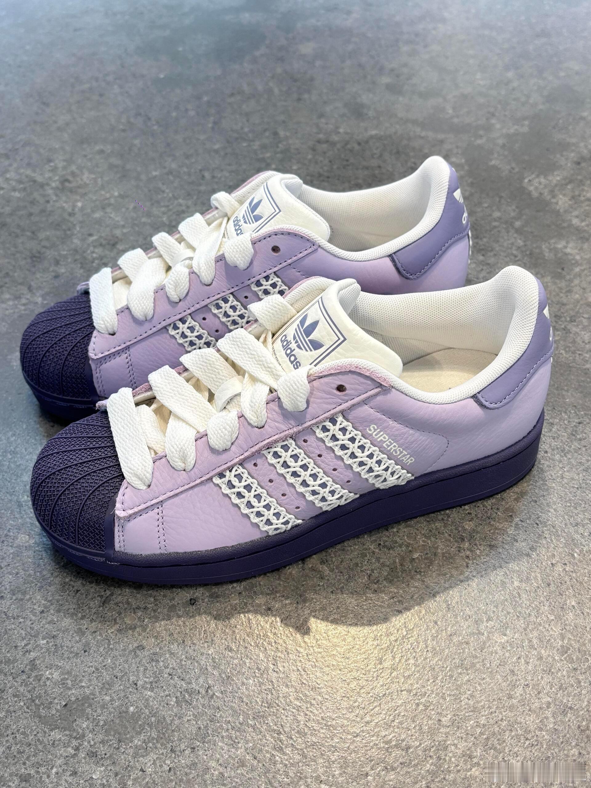 这双阿迪达斯（adidas）Superstar运动鞋，完美演绎了经典鞋型的时尚新