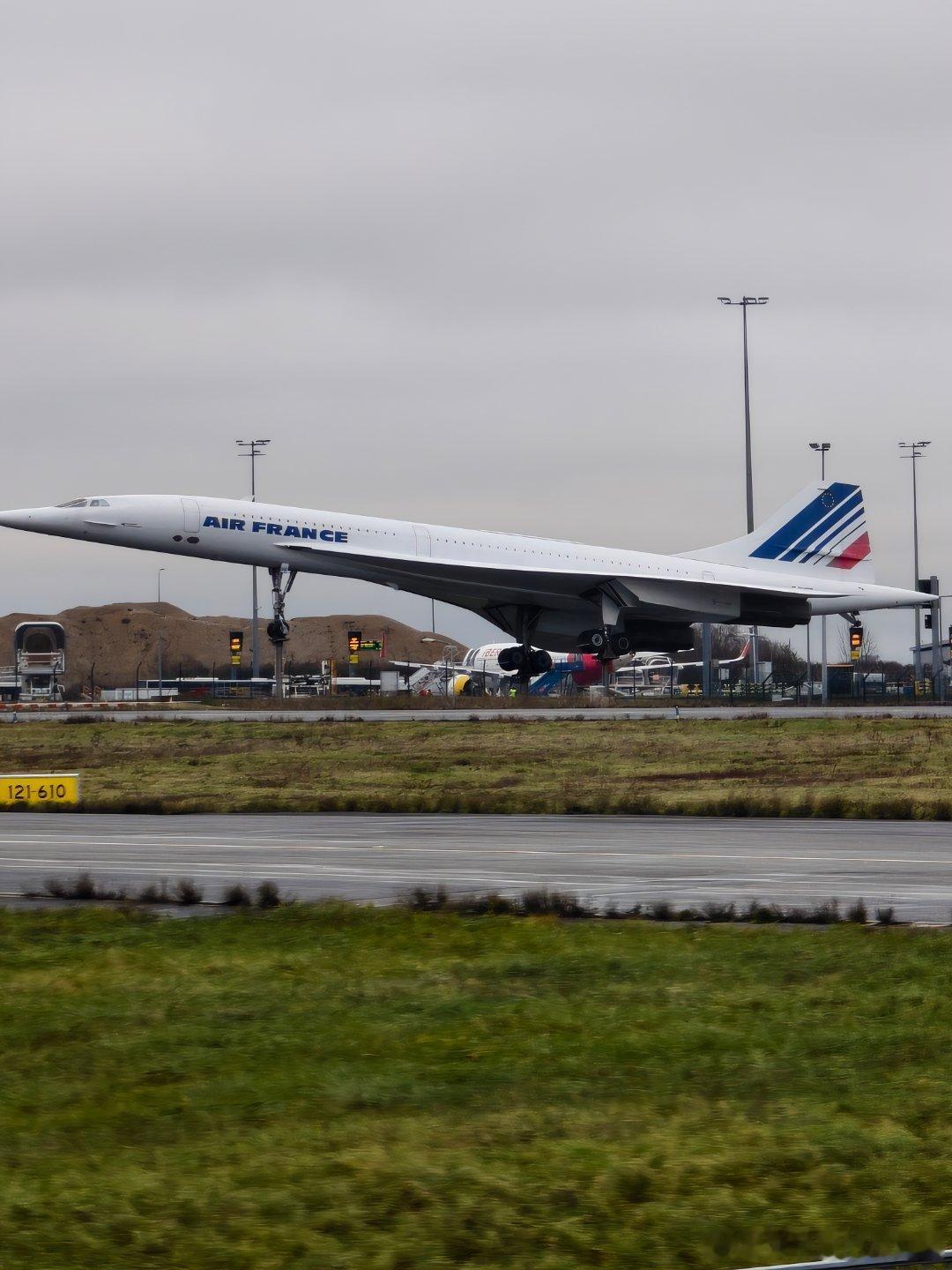太离谱了！又一次遇到回国的航班要坐摆渡车！摆渡车也就算了，关键这机位远到啥地步，