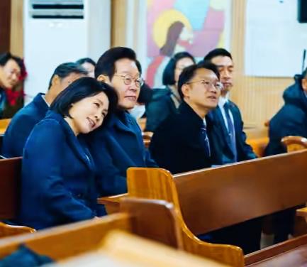 李在明和妻子金惠景是不是好甜啊？金惠景把头靠在李在明肩膀上，是不是感觉好幸福啊