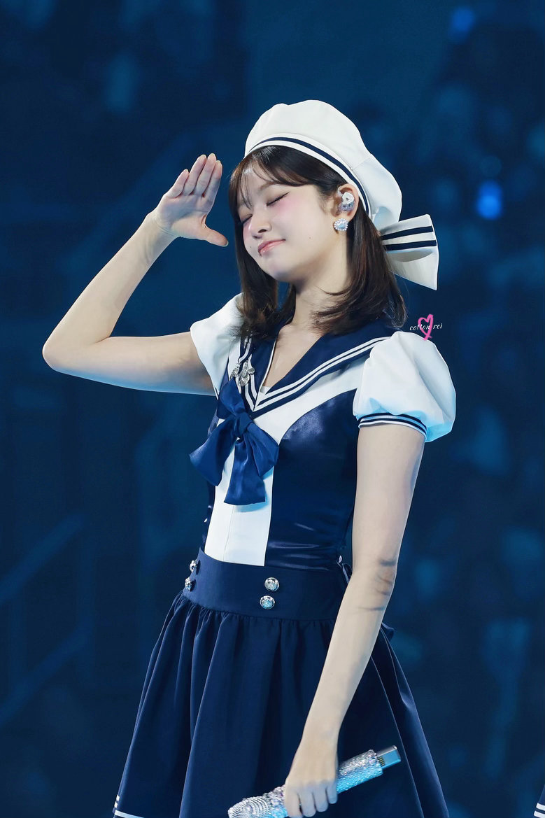 今天水手服+蝴蝶结贝雷帽造型完全是动漫少女的IVEREI，卡哇伊！