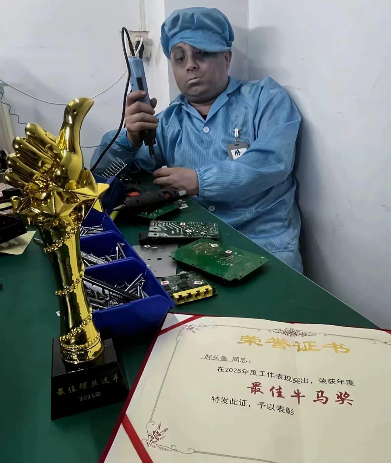 我还能加班，我没事，我是厂里的顶梁柱，厂里离了我不行啊