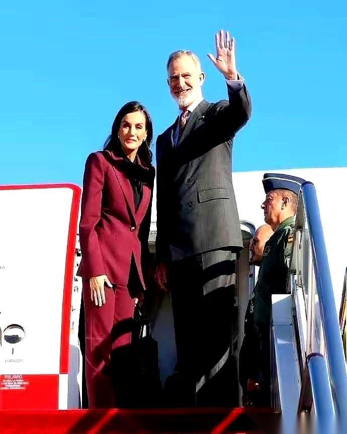 真龙不能见面，一见就得掐起来！刚听说个事儿，西班牙的国王前脚走，泰国的国王后脚