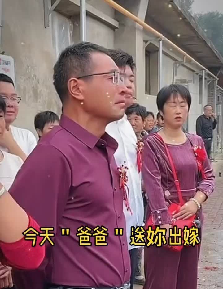 真兄弟！一女子的父亲牺牲，母亲抛弃她改嫁，从小被父亲战友拉扯大的她，却在新婚之日