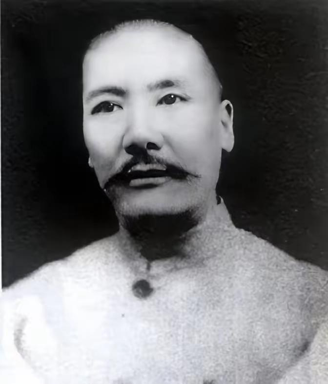 1935年，红军攻克腊子口后，打开鲁大昌留下的仓库，全军都沸腾了。那仓库就在