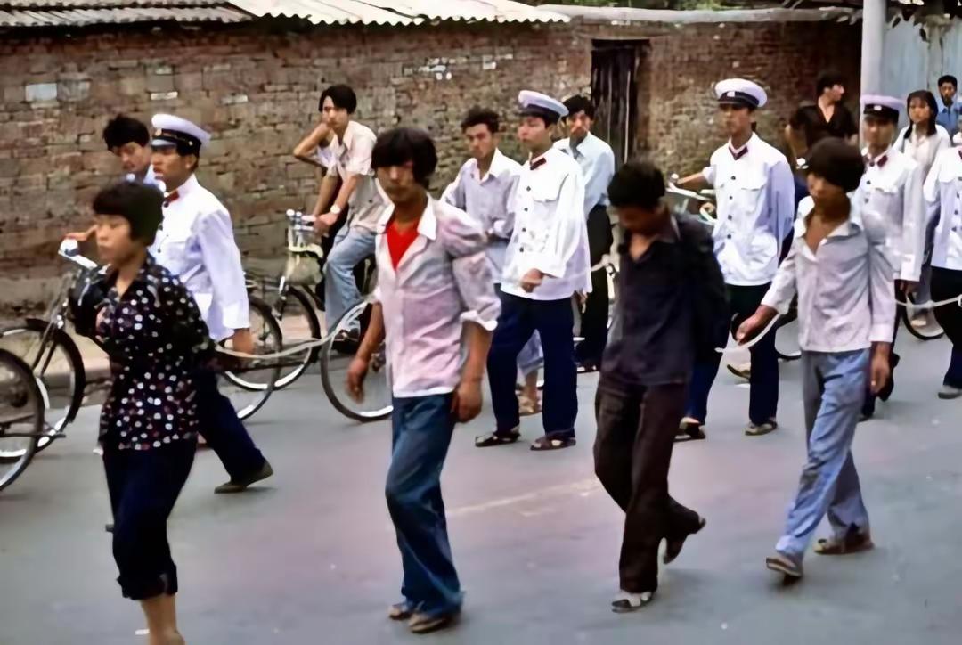 大姐大被人砍断双手！上世纪80年代我上初中的时候，那时候的治安环境非常混乱，街