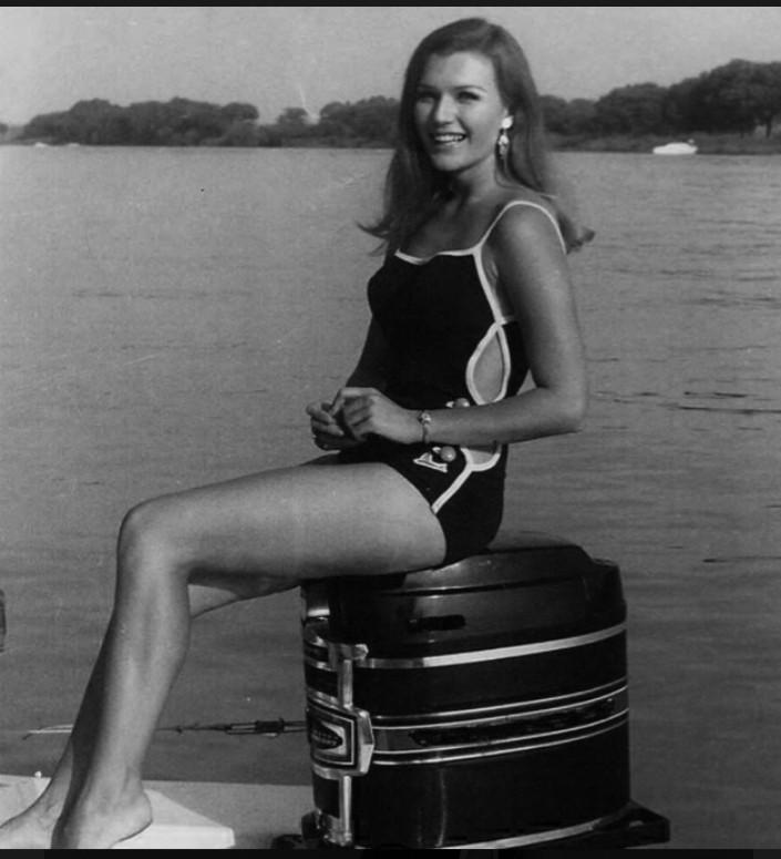 马斯克母亲年轻时好漂亮，他父亲长得也还行，所以马斯克兄弟俩颜值都偏高。