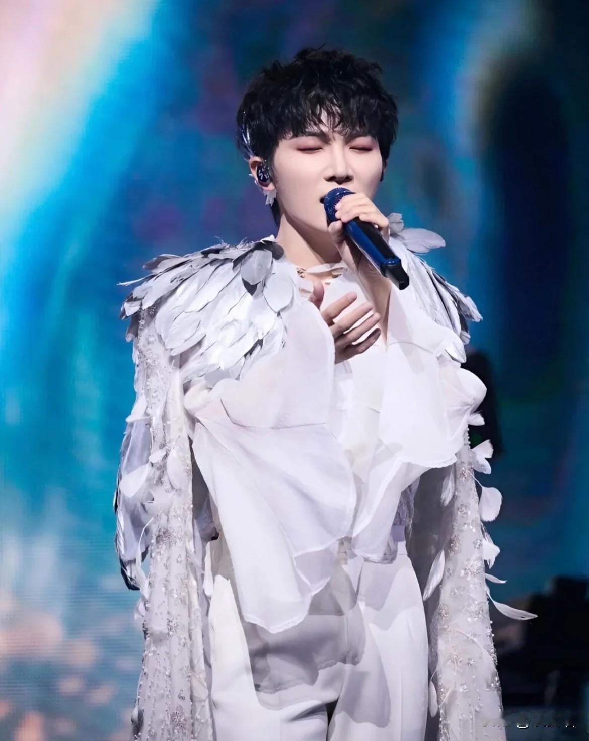 一夜之间，喜欢和不喜欢周深的都沉默了，不是他做了什么，而是他的业务能力，真的