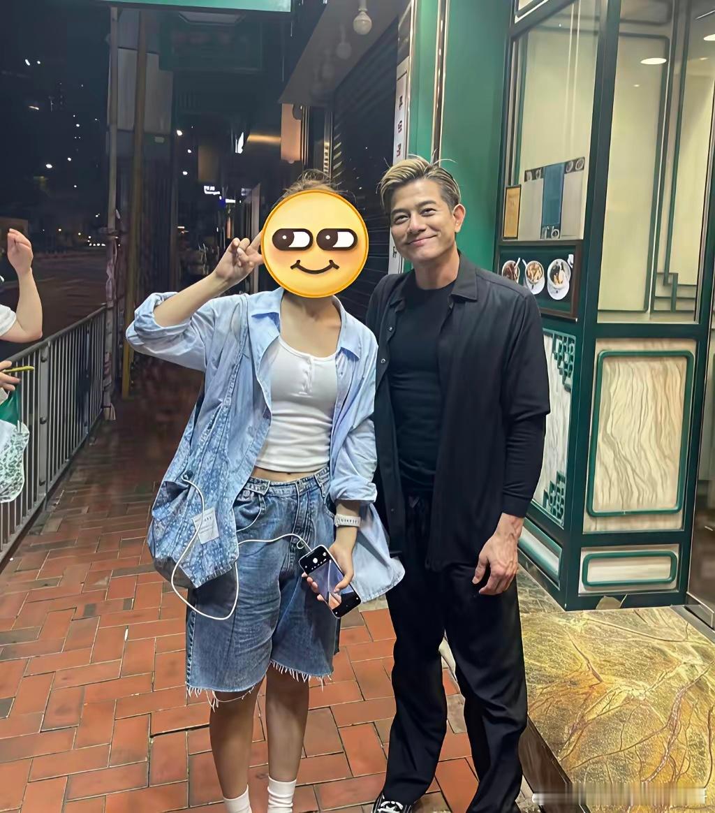 网友香港偶遇60岁郭富城，60岁还有这发量，真是让人羡慕！