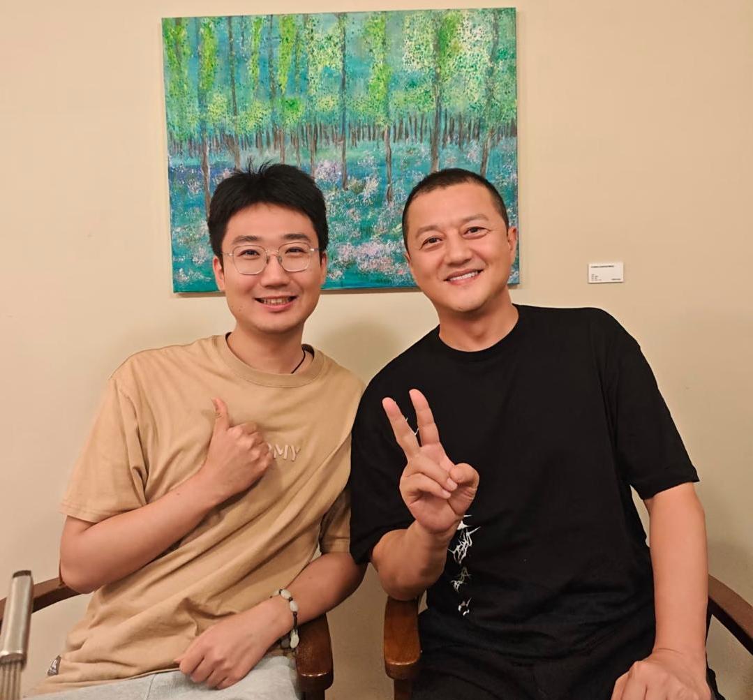 李亚鹏在阿那亚吃火锅被偶遇，他留着寸头，看起来胖了不少，脸好圆润，面相变慈祥了，