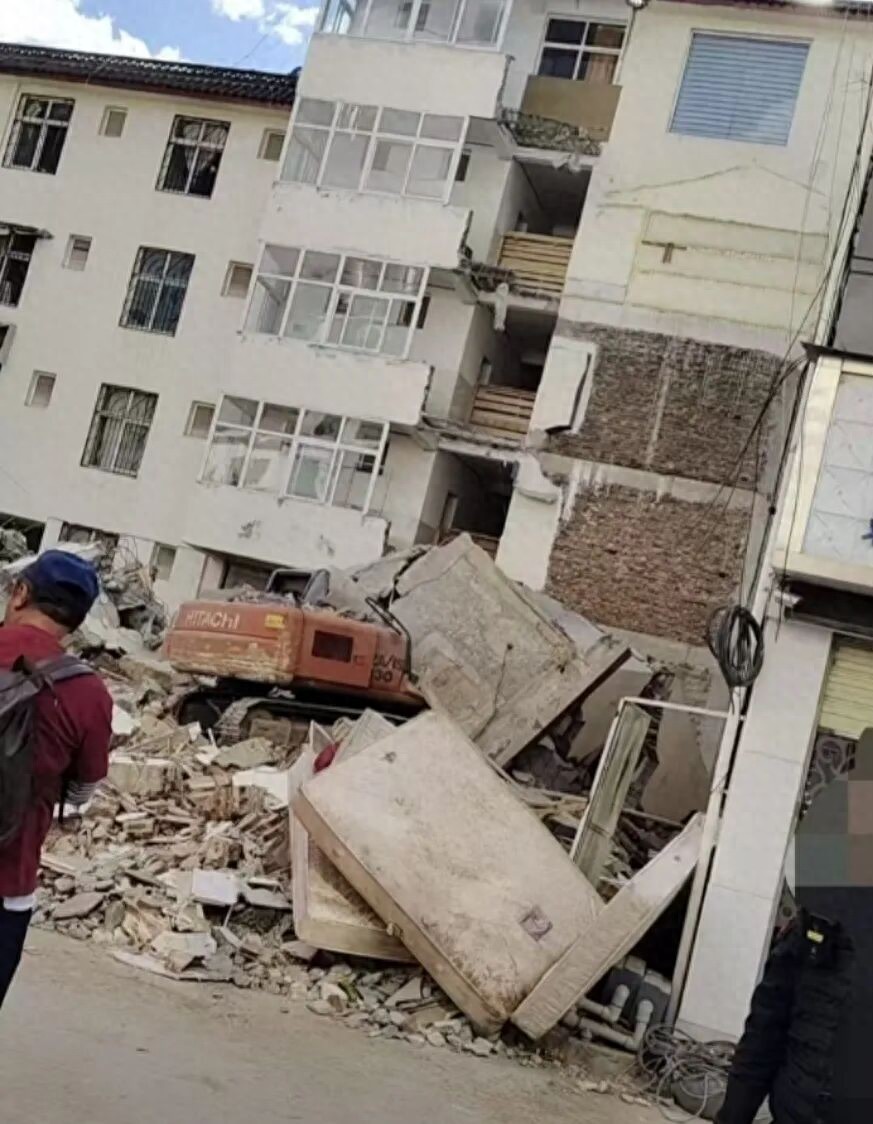 挖掘机被垮塌楼板砸中 司机身亡