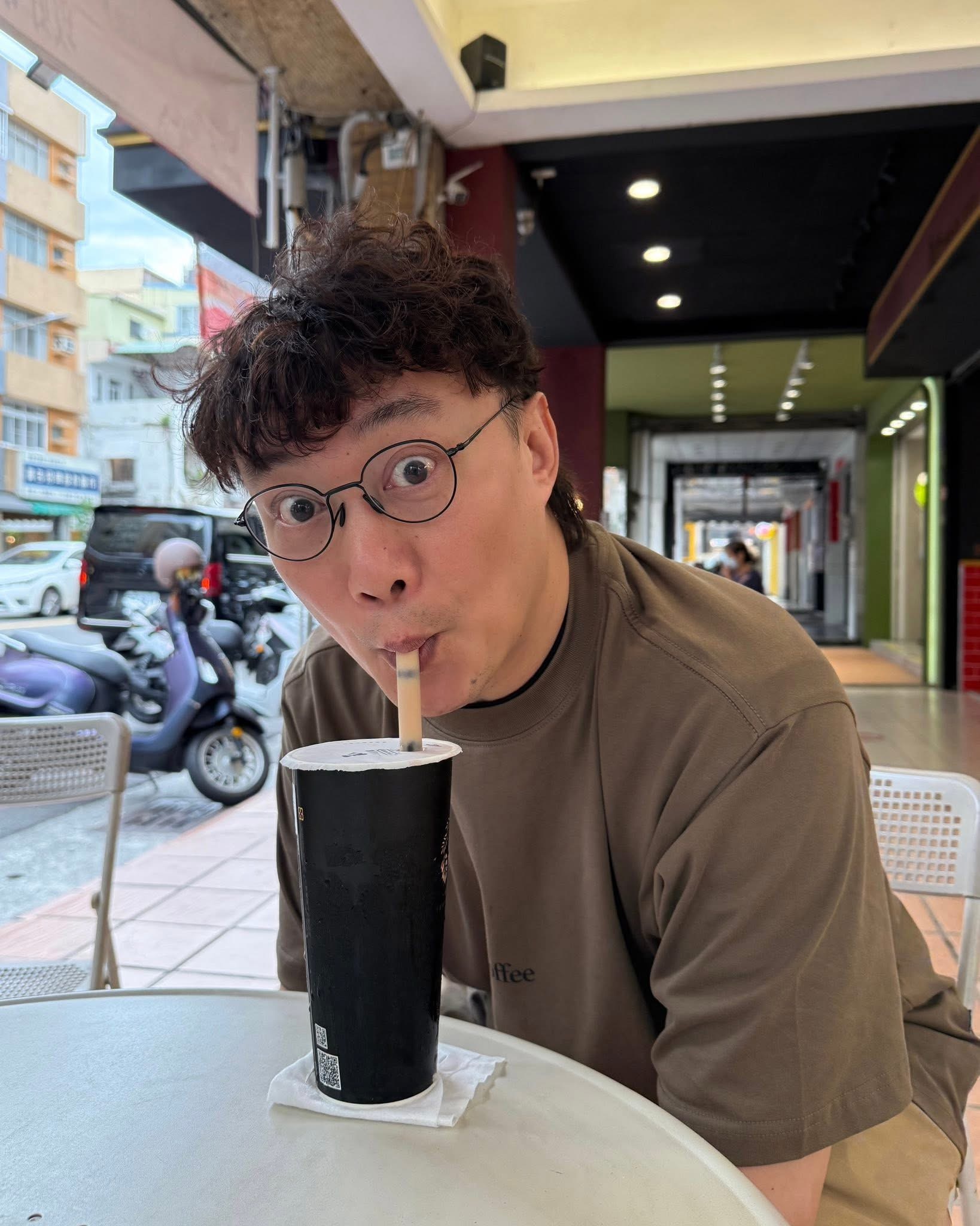 陈奕迅带火了台湾一家奶茶店！高雄開唱的陈奕迅日前在社群分享喝珍珠奶茶的照片，并写