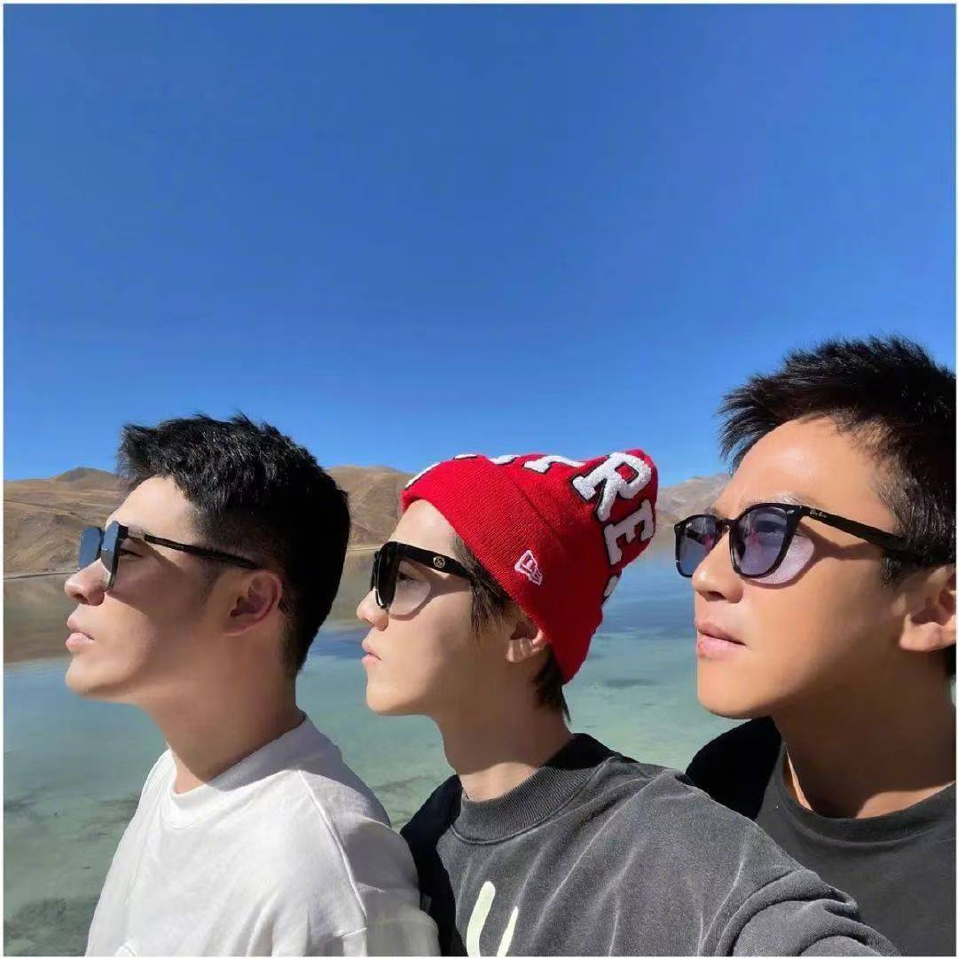 邓超陈赫鹿晗从跑男到五哈的友情邓超陈赫鹿晗不愧是铁三角从跑男里的初次相遇，到五哈