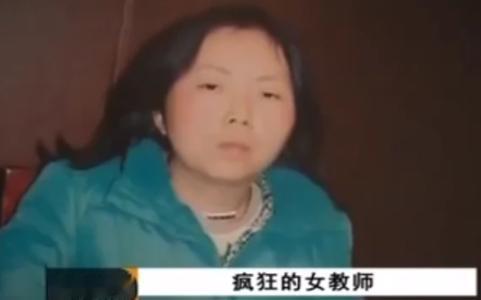 2012年，女教师俯身想指导男孩画画，男孩却皱着眉往后躲：“老师，你身上好臭。”