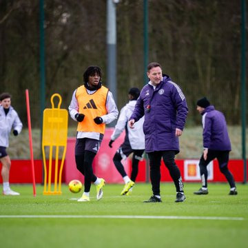 镜报JohnCross卡里克仍然掌权并对球队的决定拥有最终决定权，但他足够谦逊