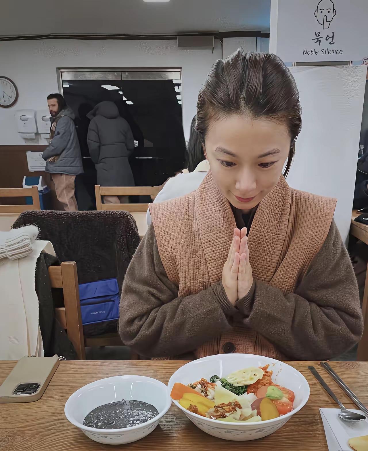 田馥甄可以成为一线的女歌星。N首脍炙人口的好歌曲。因为被岛内舆论影响，判断