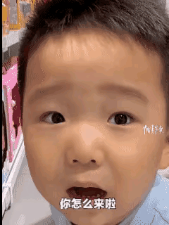 幼儿园萌娃超市偶遇老师，前一秒淡定挑玩具，下一秒当场哭懵笑不活了，幼儿园小