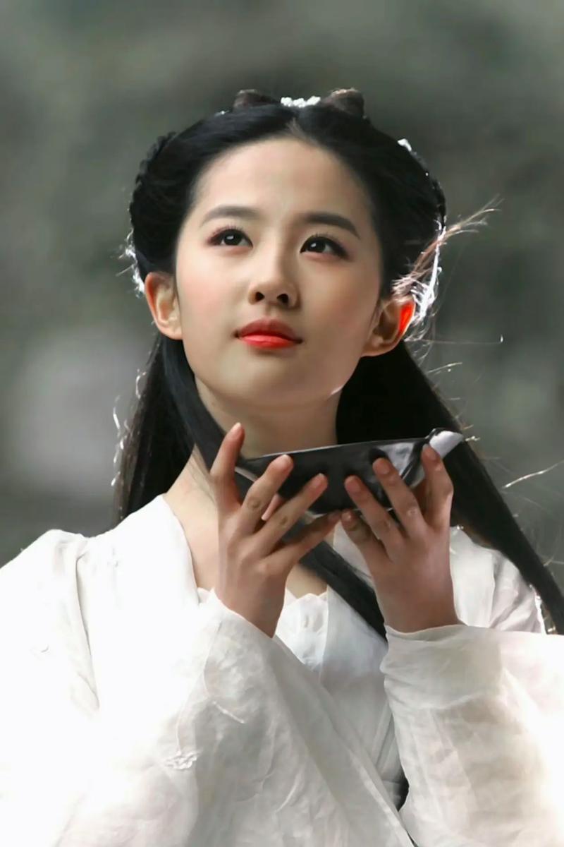 刘亦菲的小龙女造型确实很漂亮，但是剧却是看不下去，剧情很多地方都很雷人，就比如