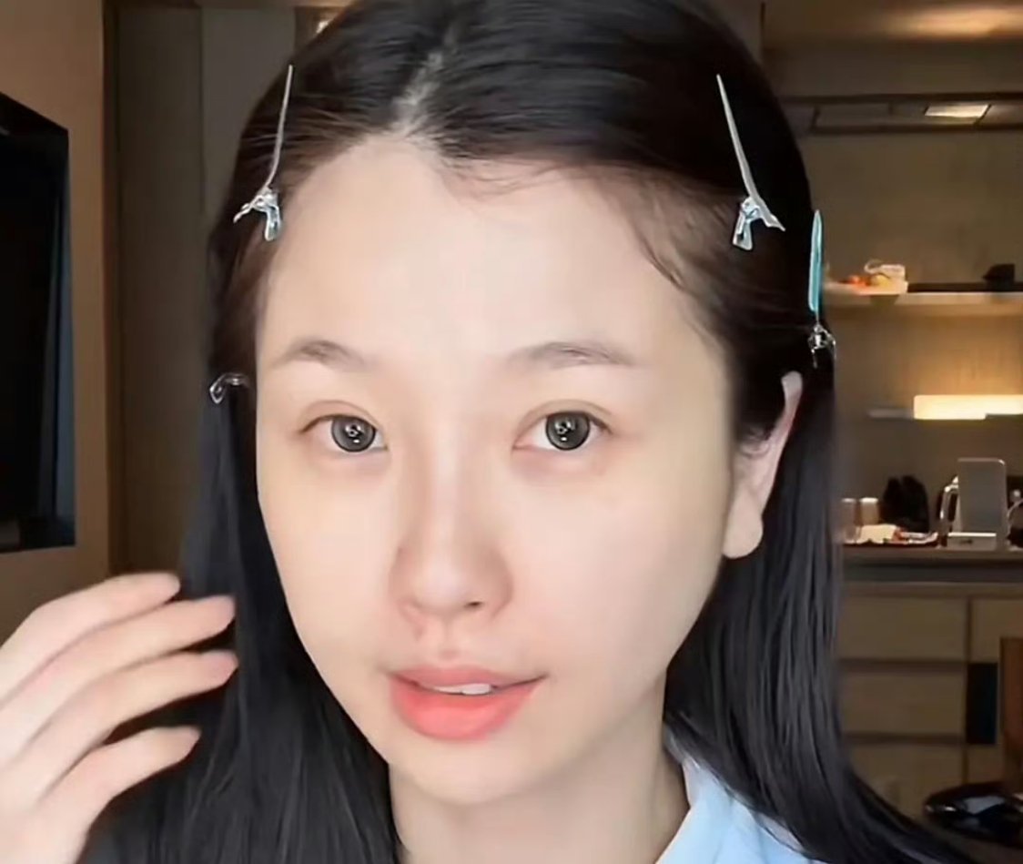 我发现明星的双眼皮要靠浓妆撑的才行，素颜双眼皮看着好不自然