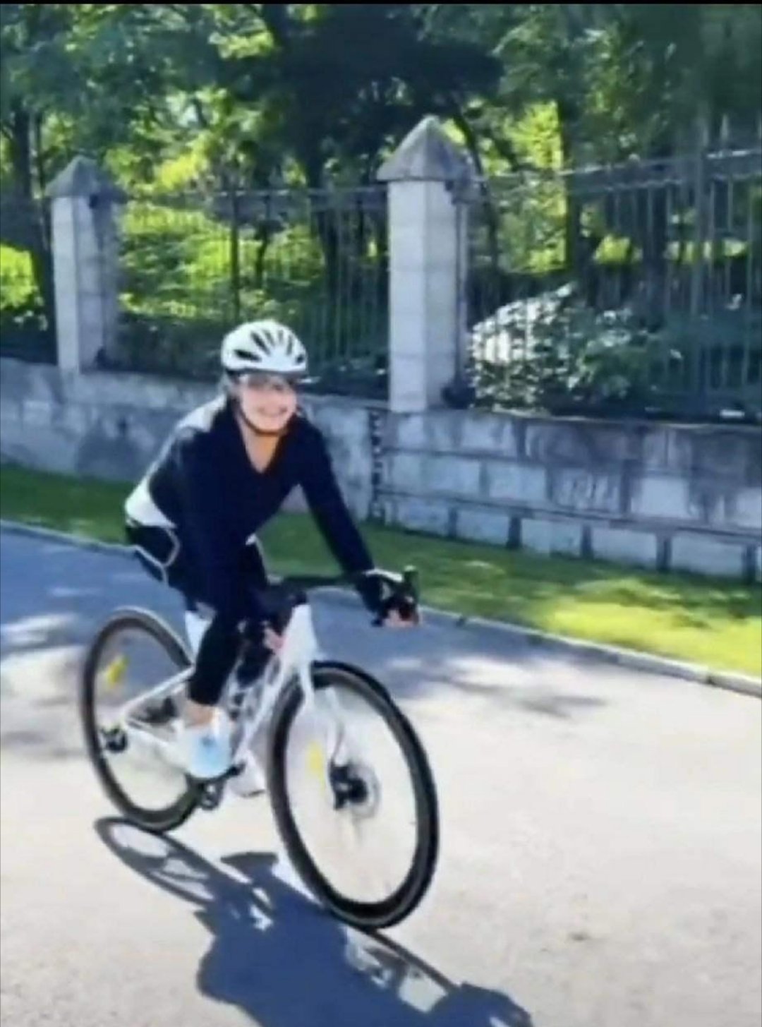 张兰都要笑醒了！大中午的，张兰又去骑行了！这波流量接住了，张兰高兴的合不拢嘴了！